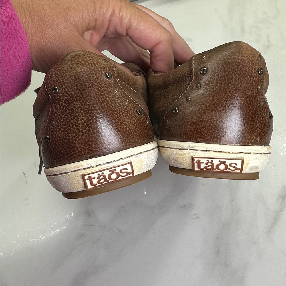 Taos Footwear Freedom Distressed Brown Leather Sneakers, Studded Accents, 8.5 - Picture 7 of 15